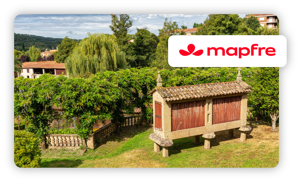 Fotografía de una vivienda rural en Galicia con el logotipo de Mapfre