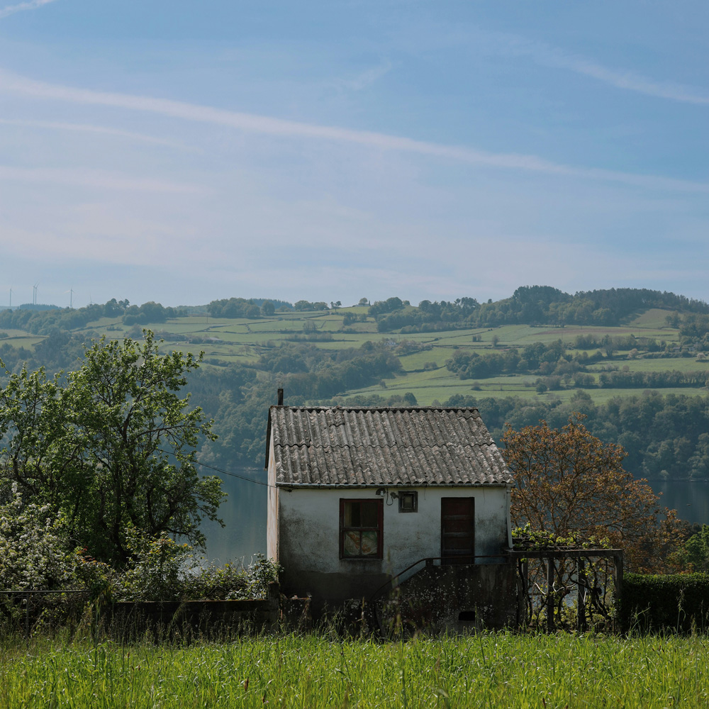 Fotografía de una casa de pueblo a las afueras